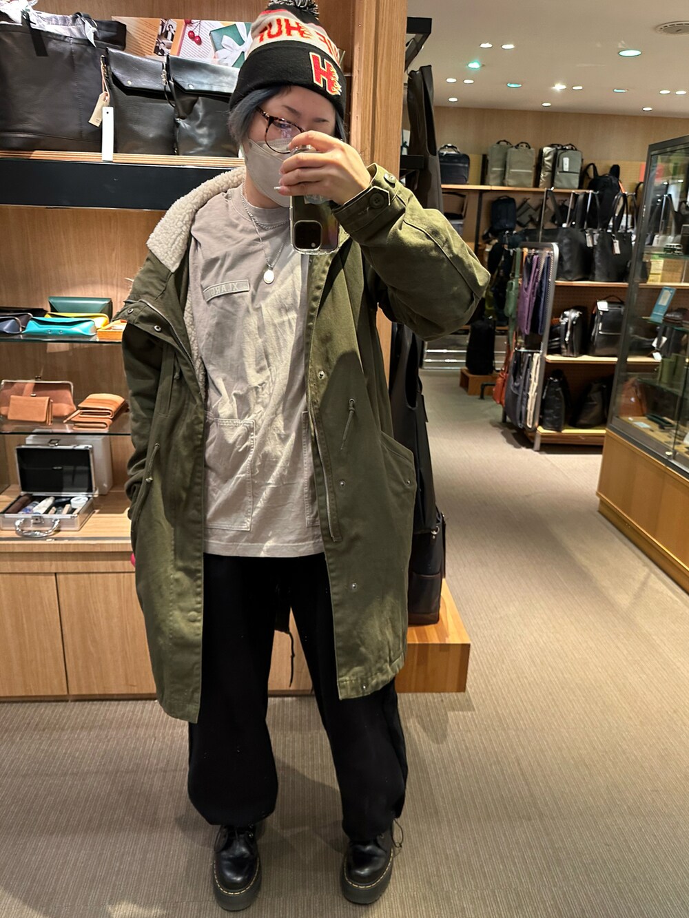 ブラック系のスニーカー、ピンク系のニットキャップ/ビーニーを着用したレディースの冬コーディネートの3枚目の写真