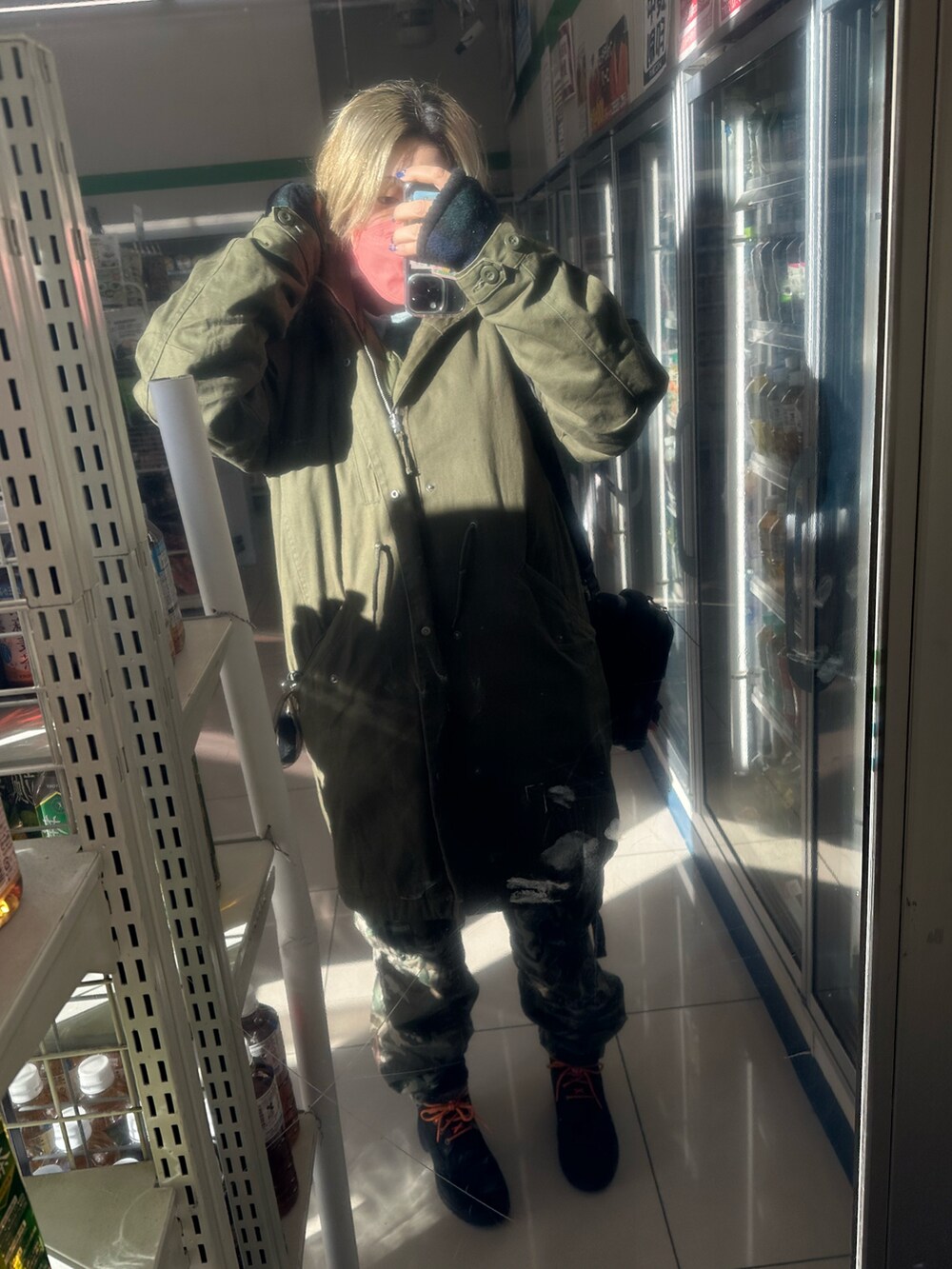 ブラック系のスニーカー、ホワイト系のニットキャップ/ビーニーを着用したレディースの冬コーディネートの4枚目の写真