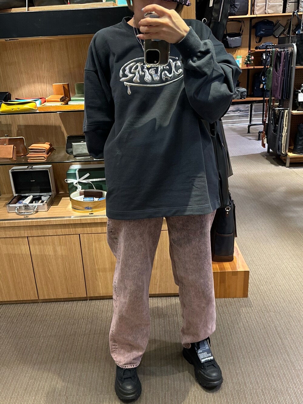 ブラック系のデニムパンツ、ブラック系のハットを着用したレディースの冬コーディネートの4枚目の写真