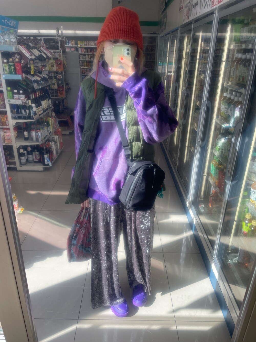 ブラック系のショルダーバッグ、ピンク系のスニーカー、グレー系の帽子を着用したレディースの秋コーディネートの2枚目の写真