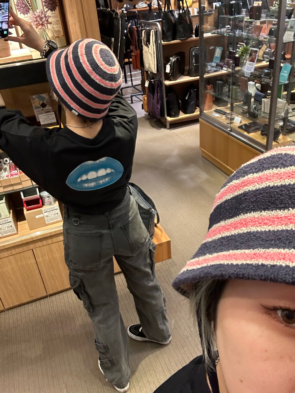 ブラック系のTシャツ/カットソー、ブラック系のパーカー、ブラック系のデニムパンツを着用したレディースの春コーディネートの2枚目の写真