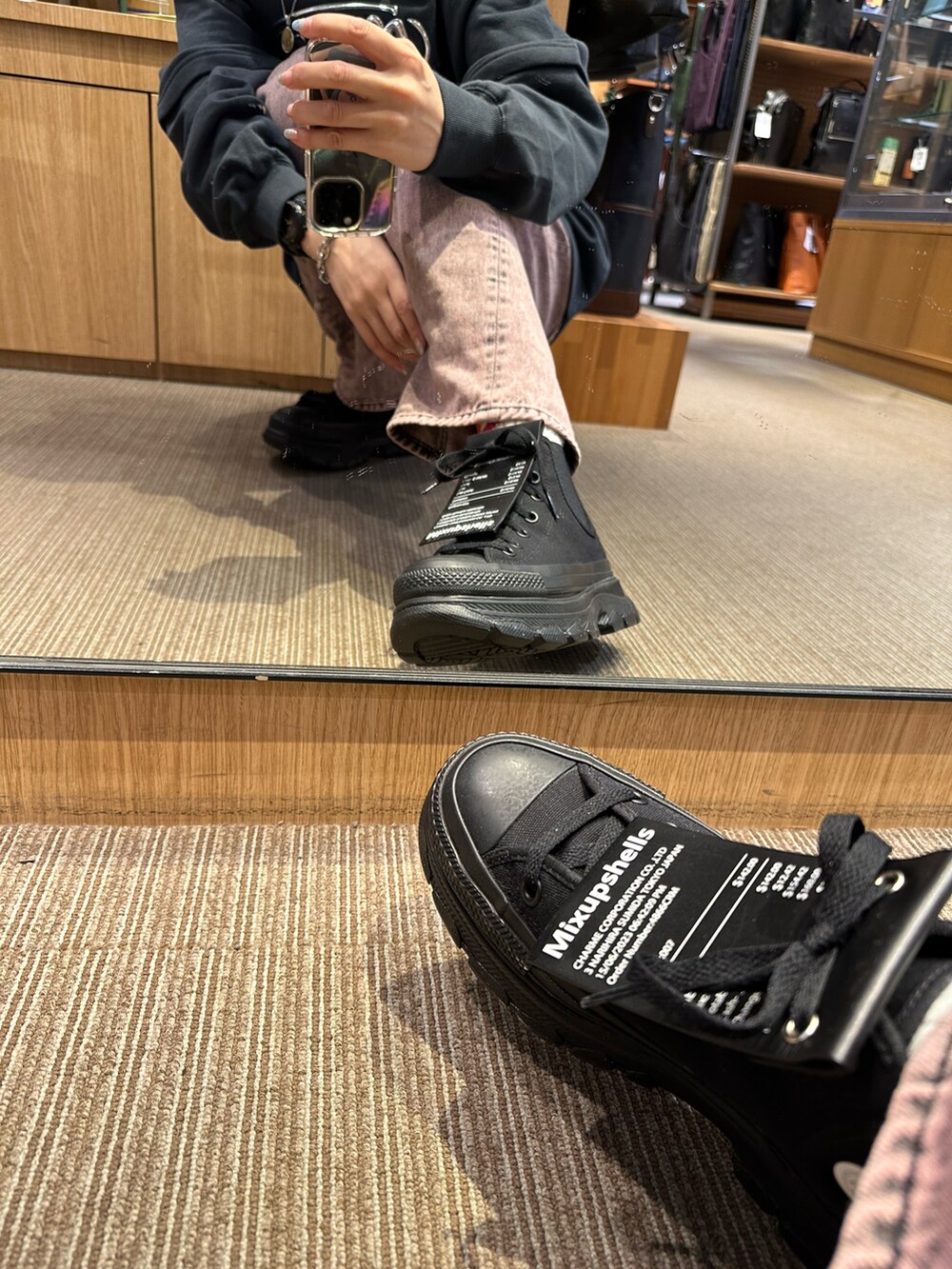 ブラック系のデニムパンツ、ブラック系のハットを着用したレディースの冬コーディネートの3枚目の写真