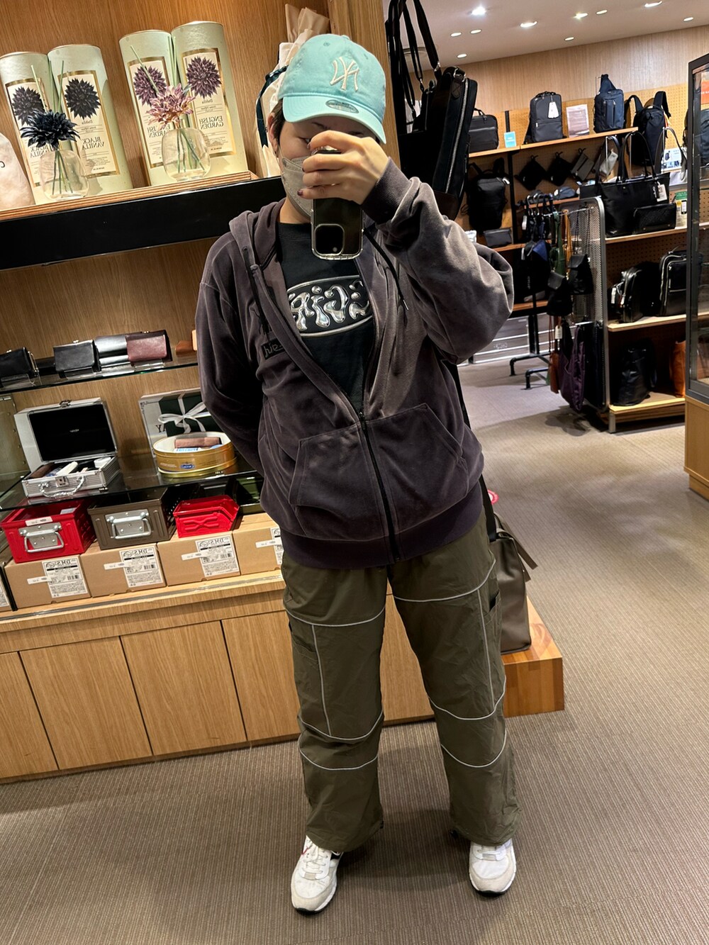 ブラック系のデニムパンツ、ブラック系のスニーカーを着用したレディースの春コーディネートの3枚目の写真