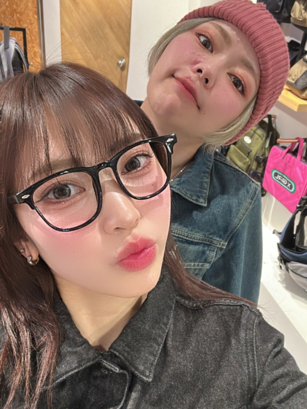 ブラウン系のパーカー、グリーン系のパンツ、ブラック系のブーツを着用したレディースの春コーディネートの2枚目の写真