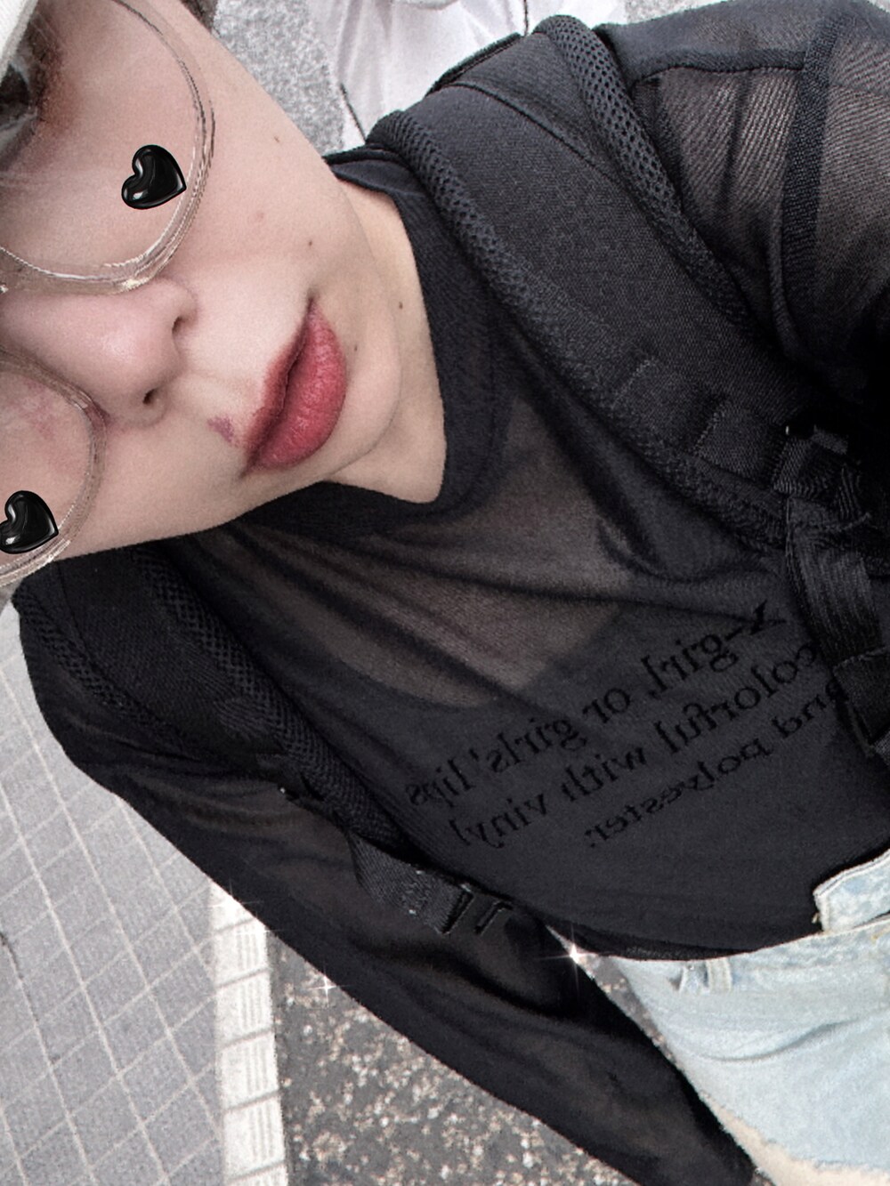 ブラック系のTシャツ/カットソー、ブラック系のバッグ、ブルー系のデニムスカートを着用したレディースの秋コーディネートの2枚目の写真