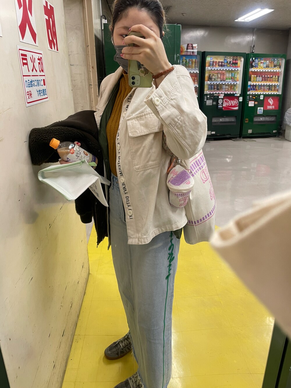 グリーン系のジャケット/アウター、ブラウン系のニット/セーター、ホワイト系のジャケット/アウターを着用したレディースの冬コーディネートの2枚目の写真