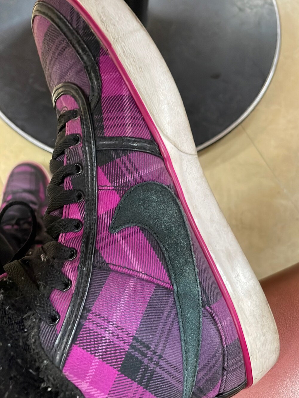 ホワイト系のジャケット/アウター、ブラック系のパンツ、オレンジ系のニットキャップ/ビーニーを着用したレディースの春コーディネートの2枚目の写真