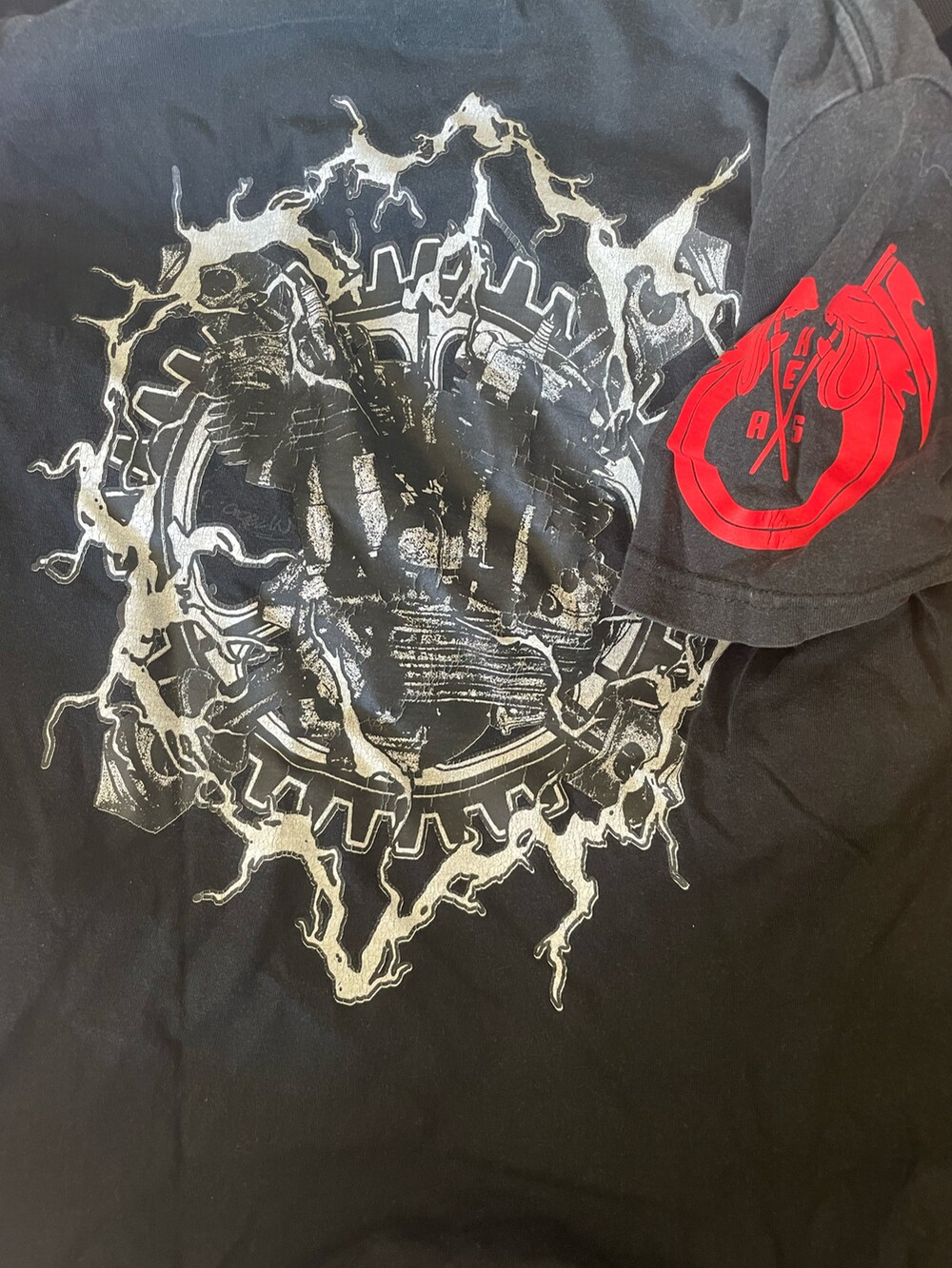 ブラック系のTシャツ/カットソー、ベージュ系のチノパンツ、シルバー系のバッグを着用したレディースの夏コーディネートの2枚目の写真