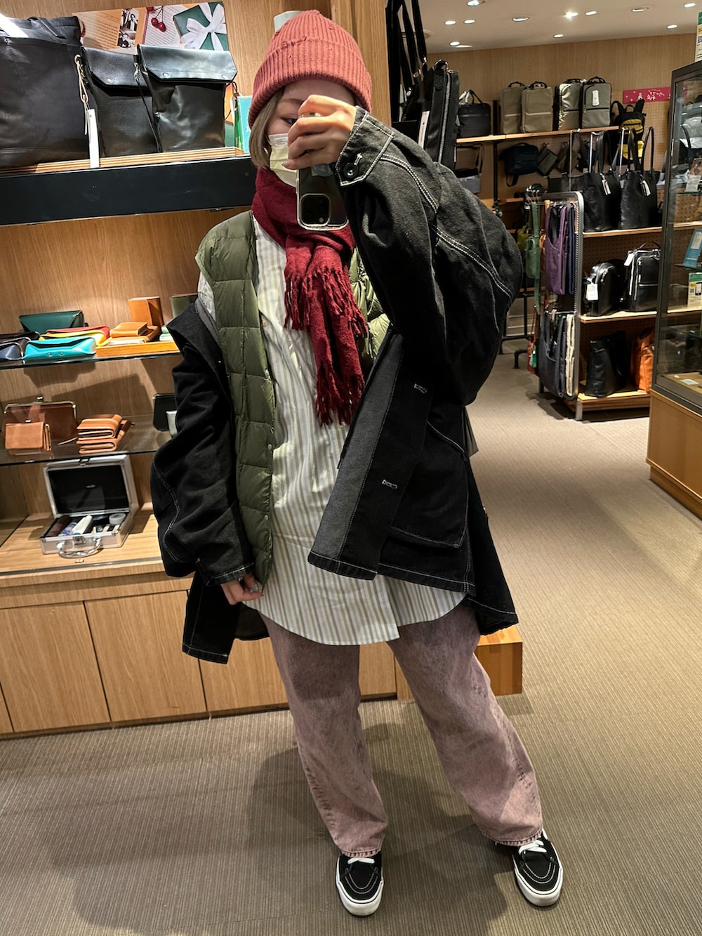 ブラック系のデニムパンツ、ブラック系のハットを着用したレディースの冬コーディネートの5枚目の写真