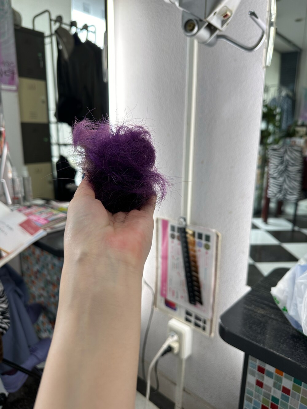 「TENBOXのアイテム（シャツ/ブラウス、ブルー系）」を使った、IZMさん（レディース・165cm）の春コーディネートの3枚目の写真