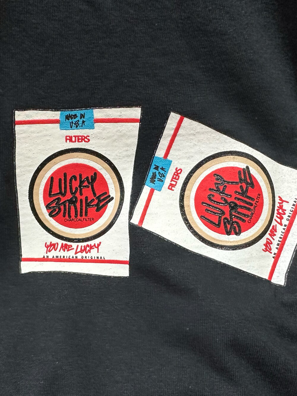 ブルー系のシャツ/ブラウス、ブラック系のショルダーバッグ、ブルー系のデニムパンツを着用したレディースの春コーディネートの3枚目の写真