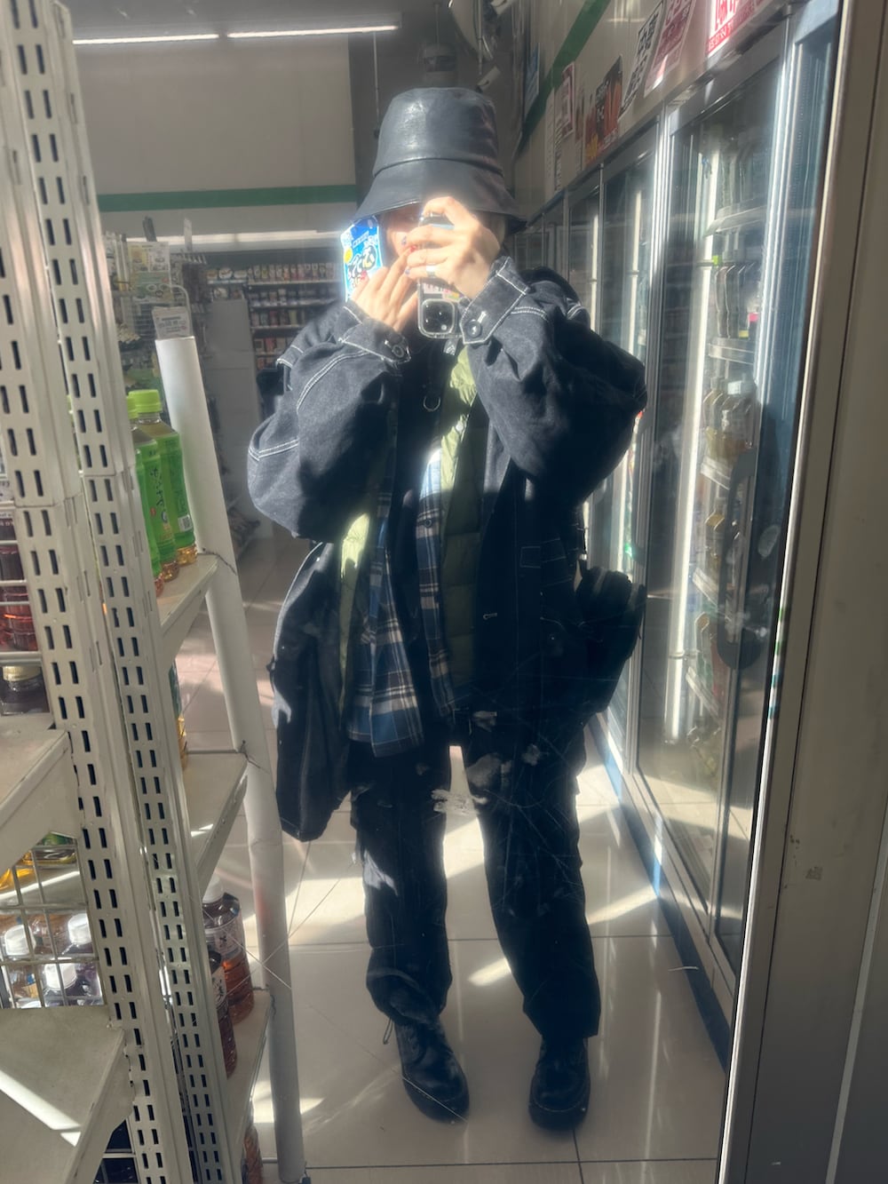 ブラック系のデニムパンツ、その他のその他アウター、その他のスニーカーを着用したレディースの冬コーディネートの4枚目の写真