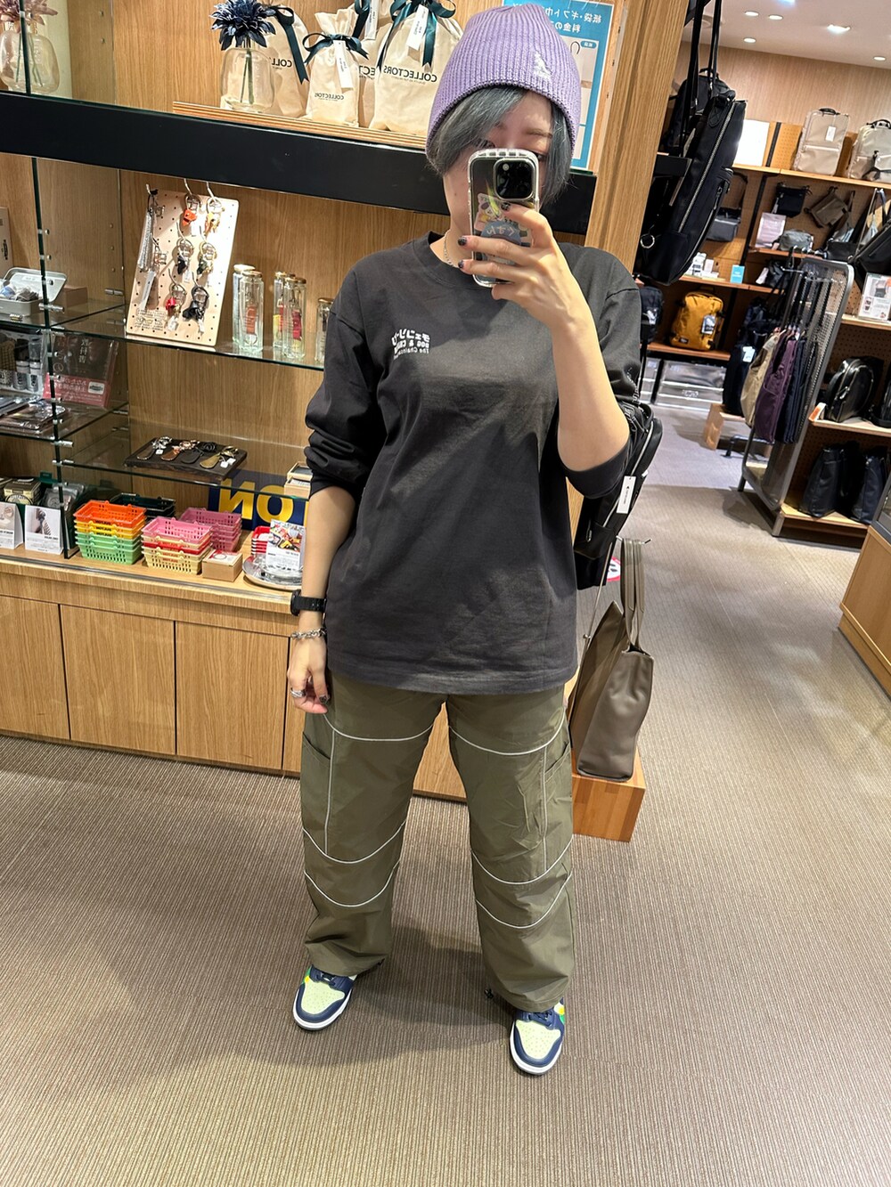 ブラック系のジャージ、グリーン系のパンツ、その他のスニーカーを着用したレディースの秋コーディネートの2枚目の写真