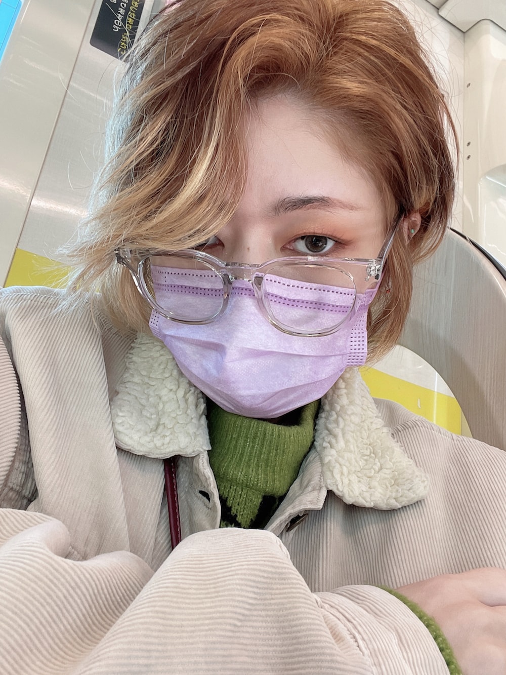 グリーン系のニット/セーター、ベージュ系のジャケット/アウター、ブラック系のバッグを着用したレディースの冬コーディネートの2枚目の写真