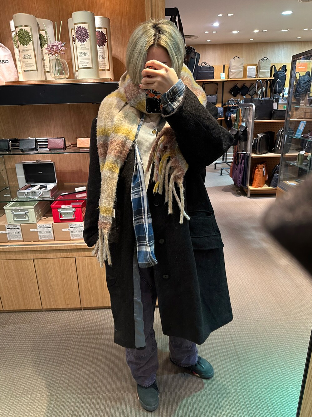 ブルー系のシャツ/ブラウス、ブルー系のデニムパンツ、ブラック系のスニーカーを着用したレディースの春コーディネートの5枚目の写真