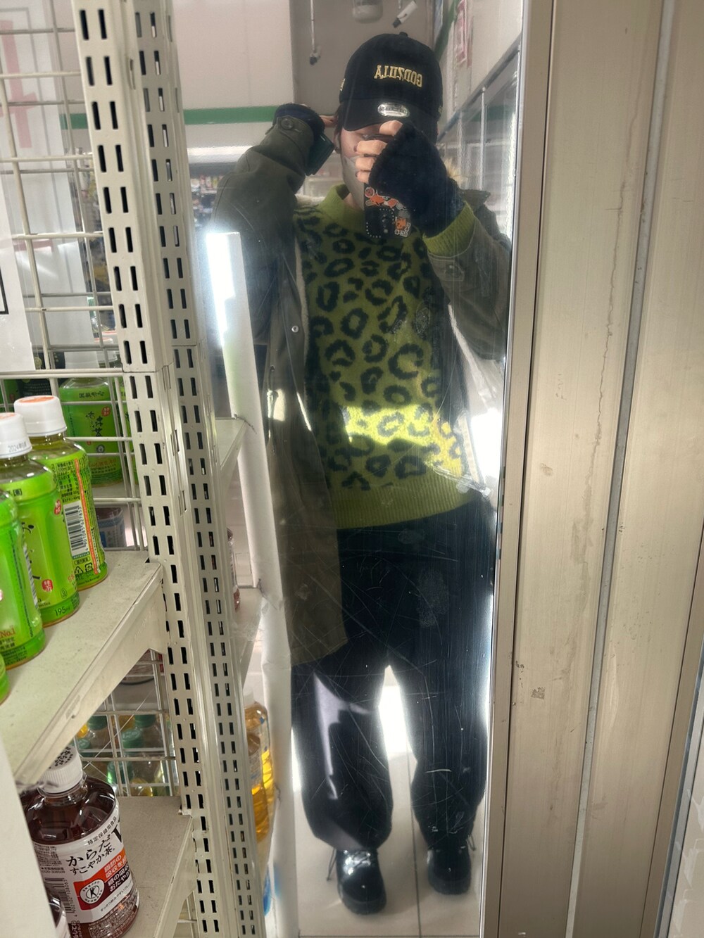 ブラック系のデニムパンツ、ブラック系のスニーカーを着用したレディースの春コーディネートの2枚目の写真