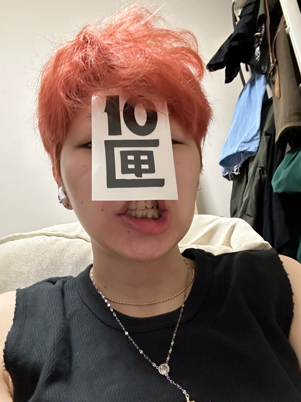 ブラック系のタンクトップ、ホワイト系のシャツ/ブラウス、ホワイト系のパンツを着用したレディースの夏コーディネートの3枚目の写真