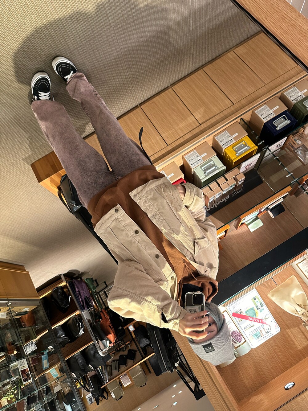 ブラック系のスウェット、ブラック系のブーツを着用したレディースの春コーディネートの2枚目の写真