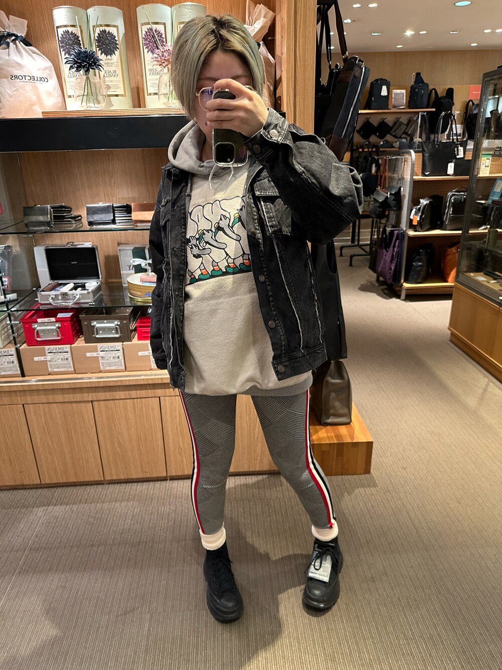 ブラック系のデニムパンツ、ブラック系のスニーカーを着用したレディースの春コーディネートの4枚目の写真