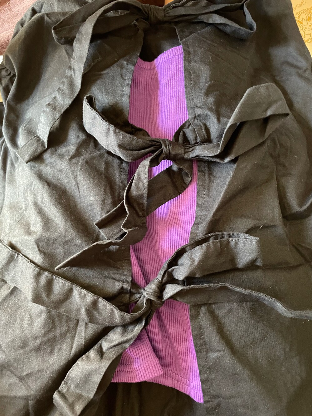 ブラック系のTシャツ/カットソー、グリーン系のパンツ、ブラック系のスニーカーを着用したレディースの夏コーディネートの2枚目の写真