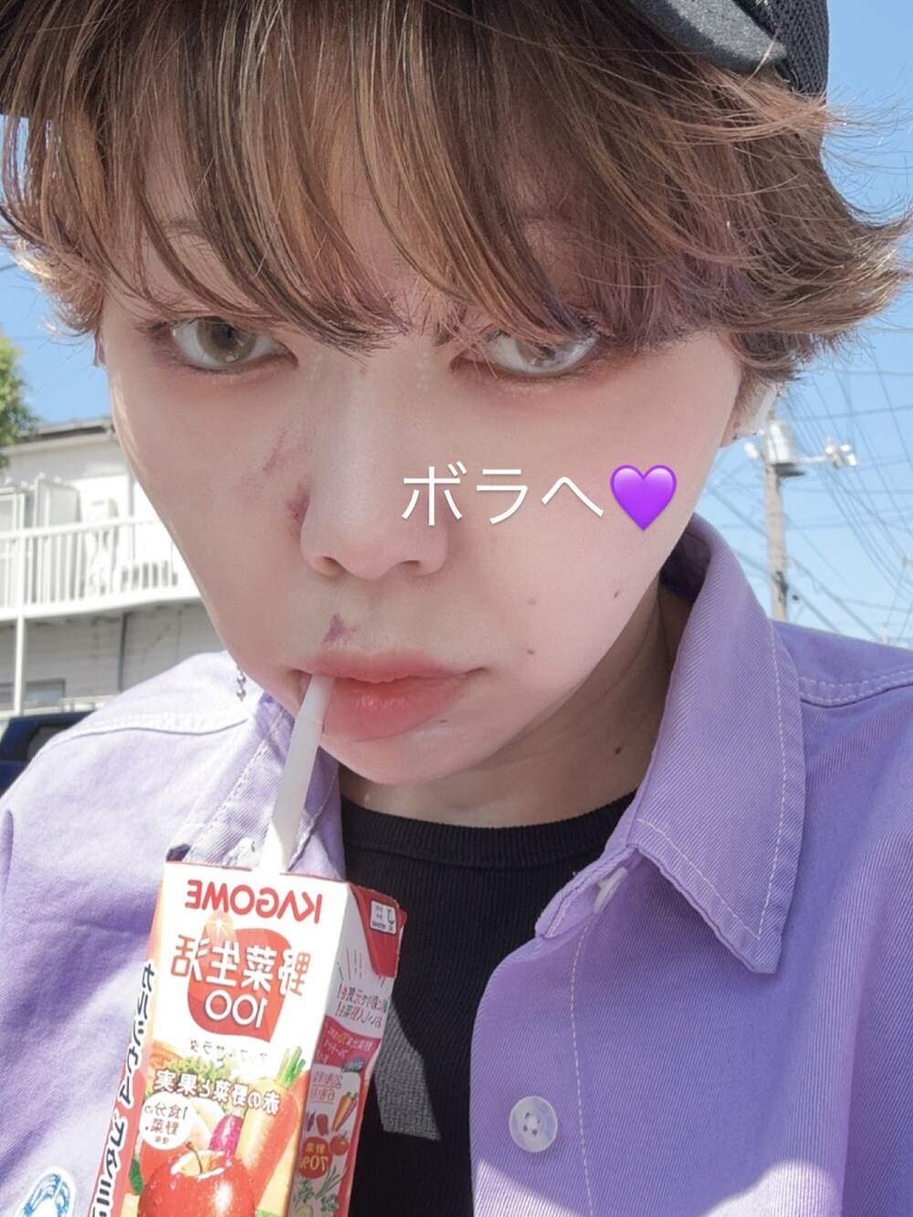 ブラック系のTシャツ/カットソー、パープル系のシャツ/ブラウス、ブラック系のショルダーバッグを着用したレディースの春コーディネートの2枚目の写真