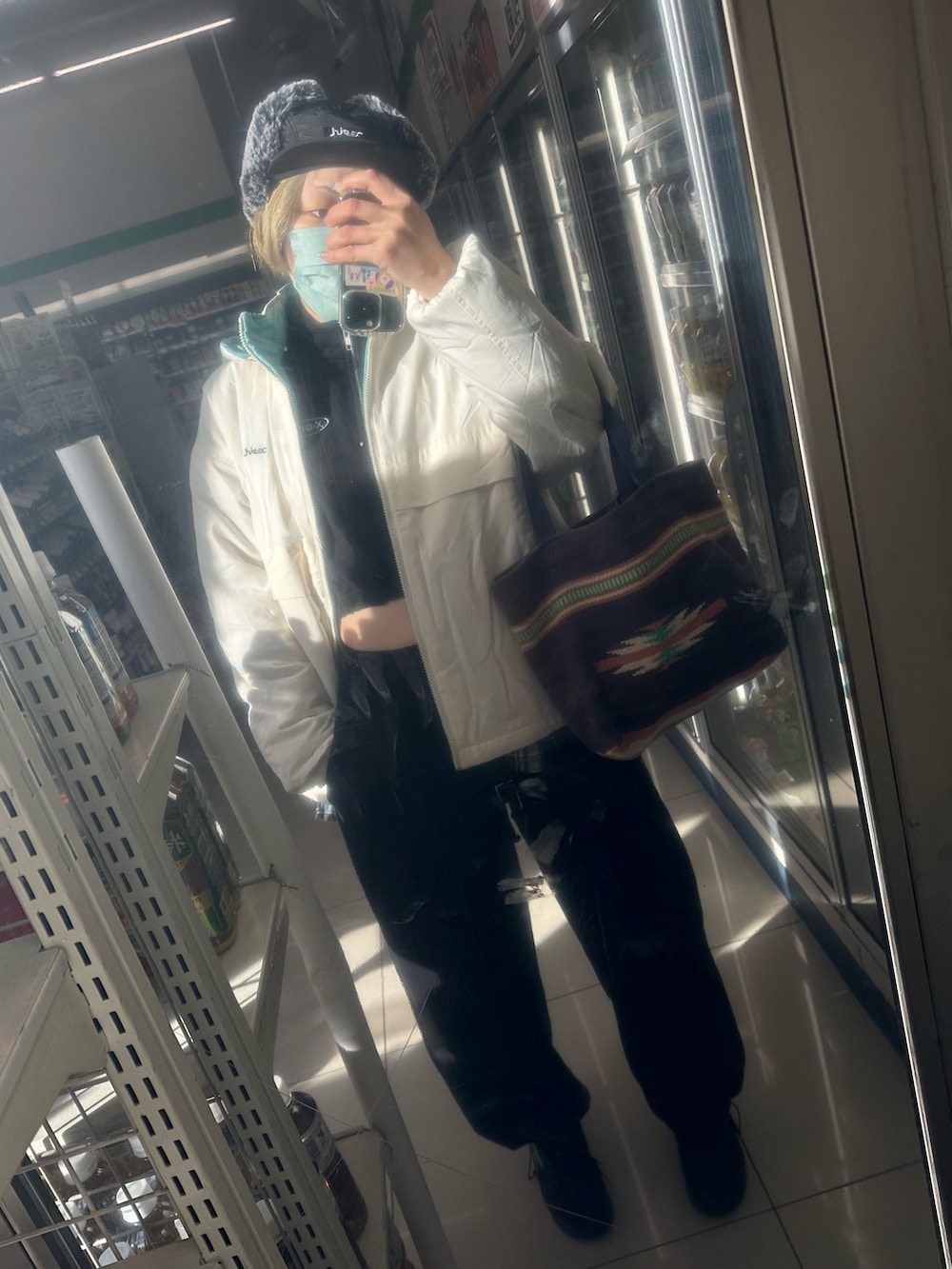 「TENBOXのアイテム（シャツ/ブラウス、ブルー系）」を使った、IZMさん（レディース・165cm）の冬コーディネートの4枚目の写真