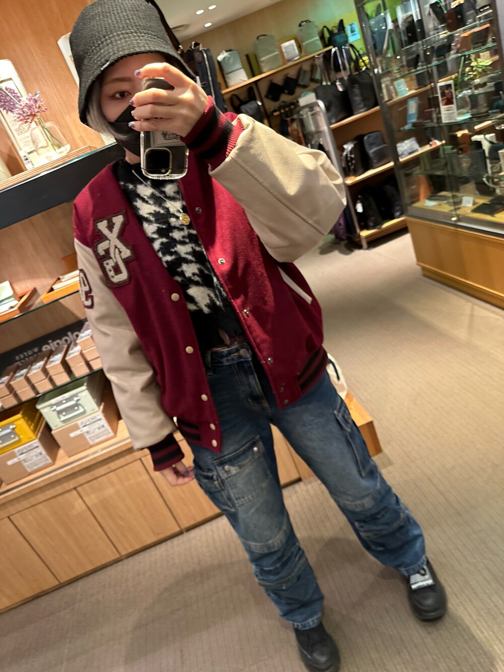 「UNIQLOのアイテム（Tシャツ/カットソー、ホワイト系）」を使った、IZMさん（レディース・165cm）の春コーディネートの5枚目の写真