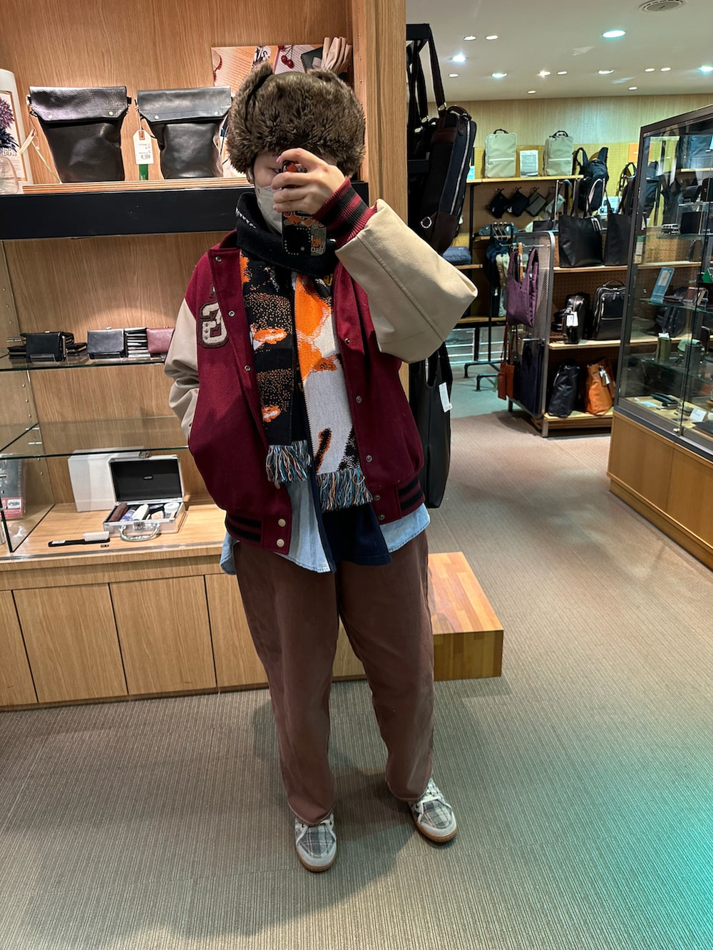 ブルー系のシャツ/ブラウス、ブルー系のデニムパンツ、ブラック系のスニーカーを着用したレディースの春コーディネートの2枚目の写真