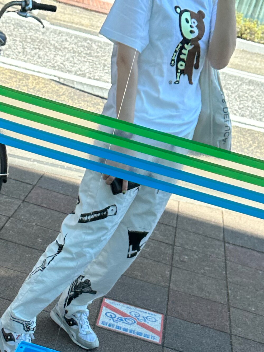 ホワイト系のTシャツ/カットソー、ホワイト系のパンツ、ホワイト系のスニーカーを着用したレディースの夏コーディネートの2枚目の写真