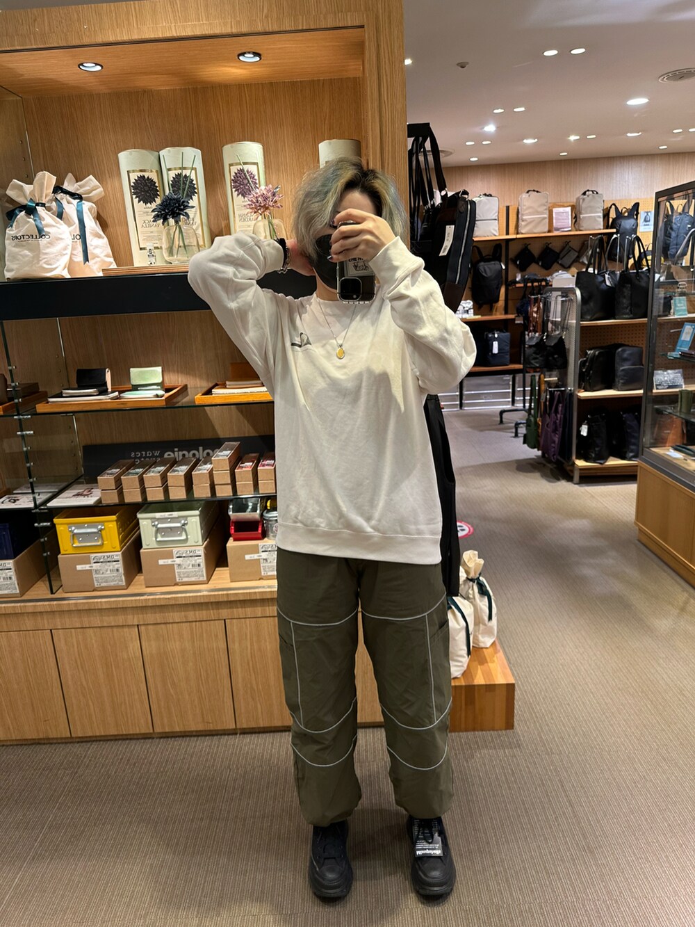 「UNIQLOのアイテム（Tシャツ/カットソー、ホワイト系）」を使った、IZMさん（レディース・165cm）の春コーディネートの4枚目の写真