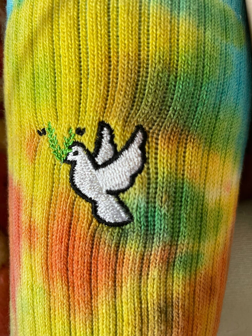 その他のシャツ/ブラウス、ブルー系のデニムスカート、ブラック系のスニーカーを着用したレディースの夏コーディネートの2枚目の写真