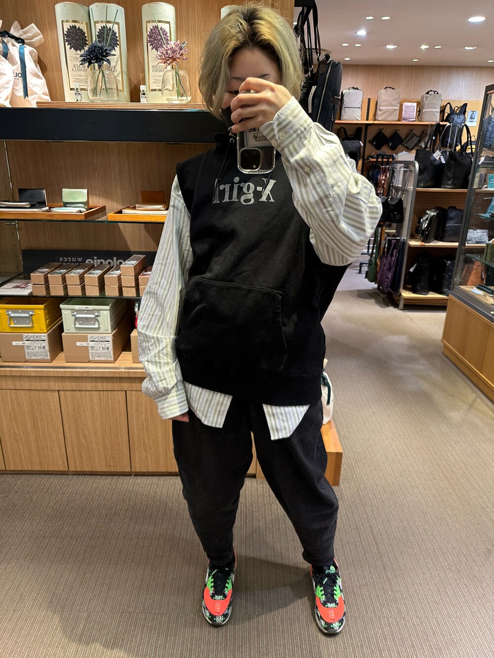「UNIQLOのアイテム（Tシャツ/カットソー、ホワイト系）」を使った、IZMさん（レディース・165cm）の春コーディネートの3枚目の写真