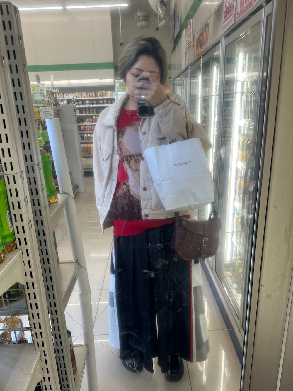 ブラック系のデニムパンツ、その他のその他アウター、その他のスニーカーを着用したレディースの冬コーディネートの5枚目の写真