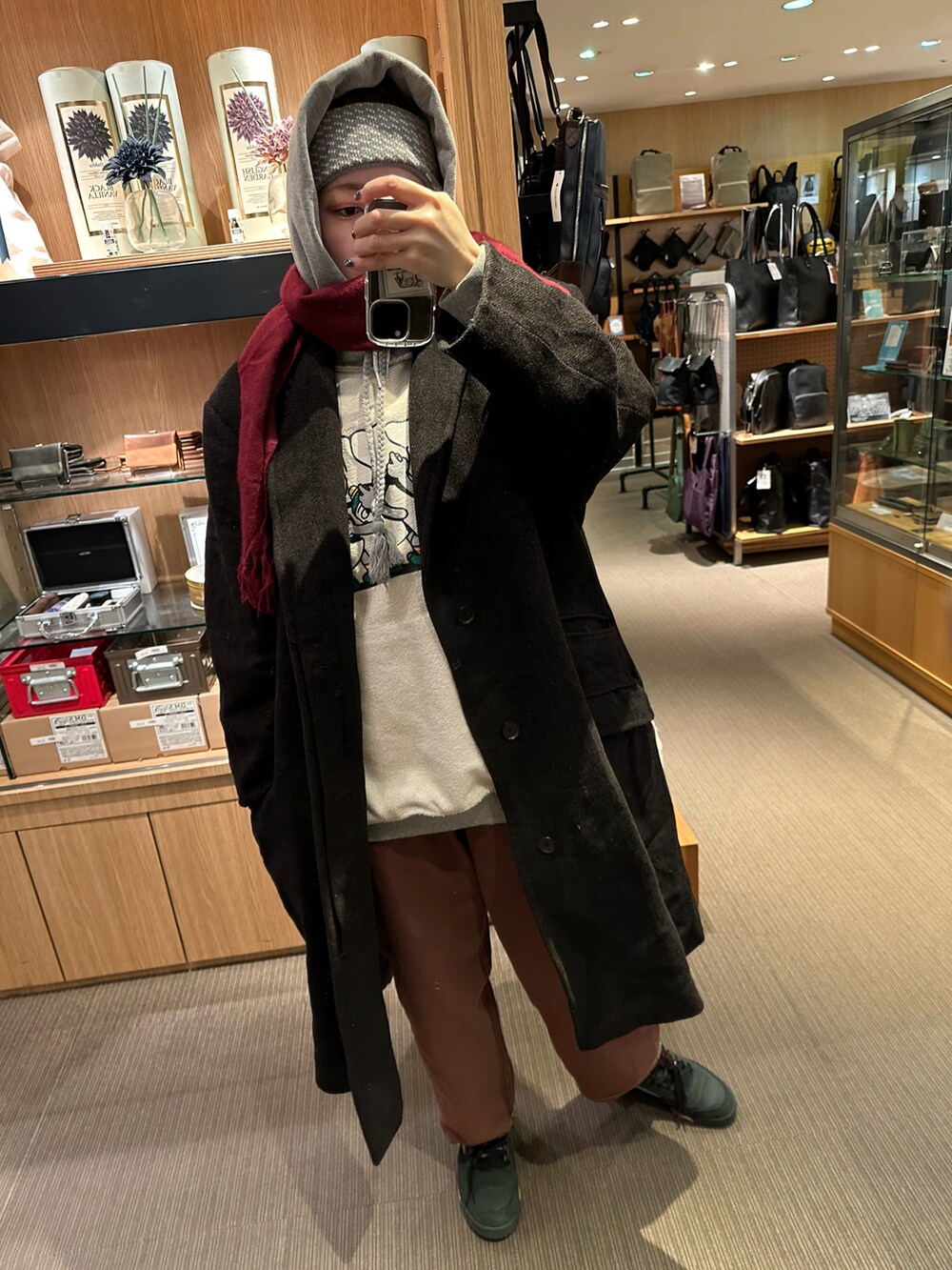 「UNIQLOのアイテム（Tシャツ/カットソー、ホワイト系）」を使った、IZMさん（レディース・165cm）の春コーディネートの2枚目の写真