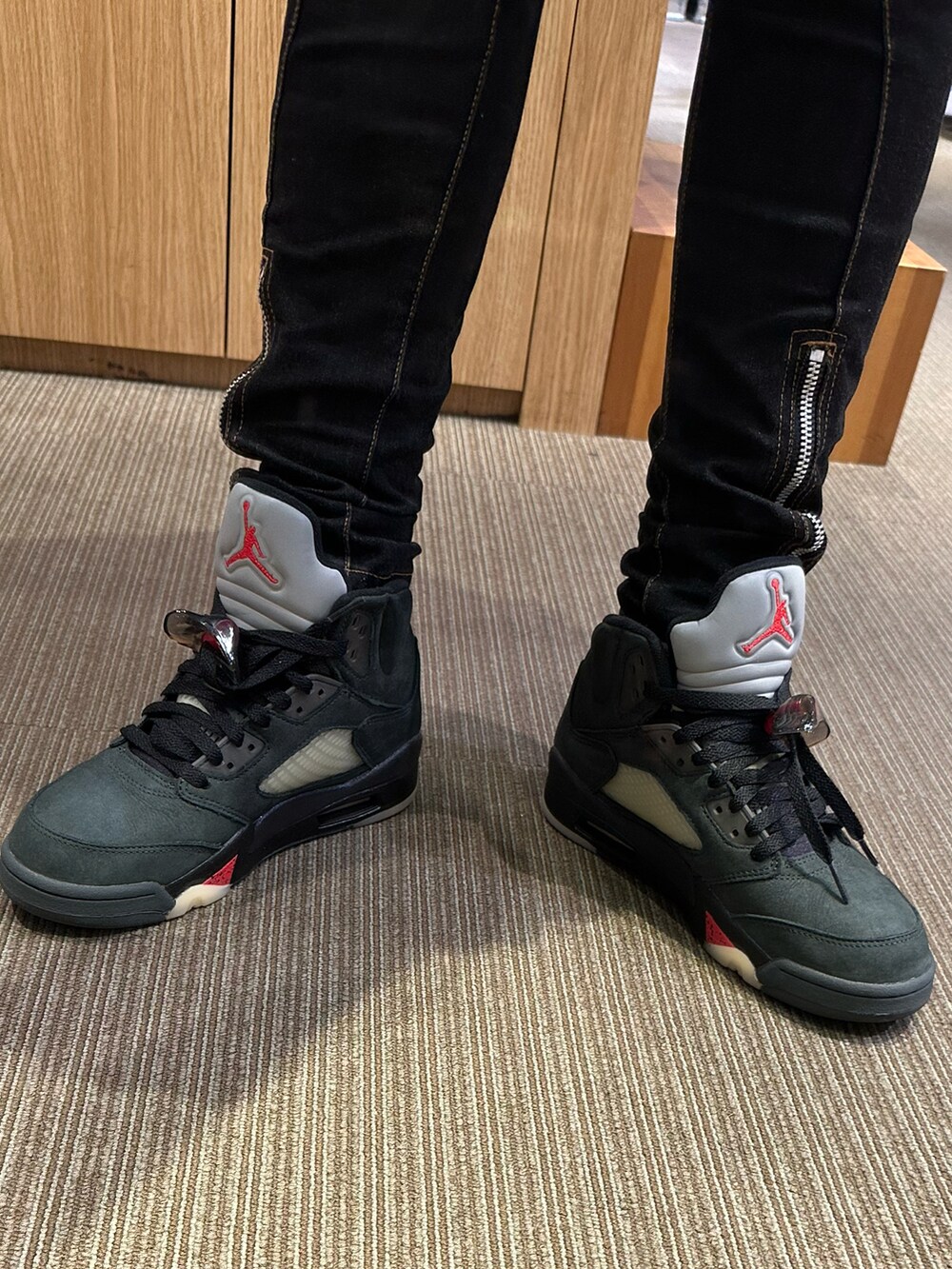 ブラック系のスニーカー、ホワイト系のニットキャップ/ビーニーを着用したレディースの冬コーディネートの2枚目の写真