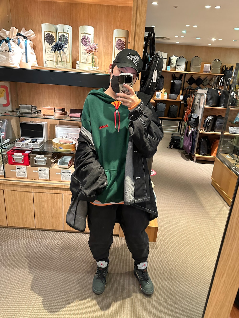 グレー系のカーディガン/ボレロ、パープル系のデニムパンツ、ブラック系のスニーカーを着用したレディースの春コーディネートの4枚目の写真