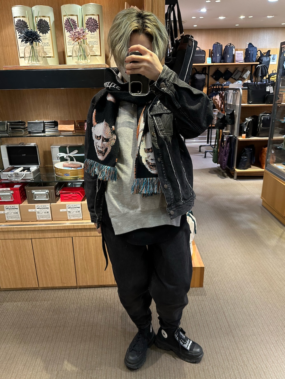 ブラック系のデニムパンツ、ブラック系のスニーカーを着用したレディースの春コーディネートの5枚目の写真