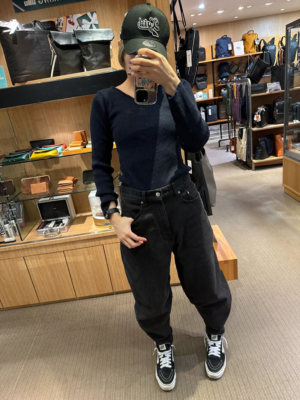 ブラック系のデニムパンツ、その他のその他アウター、その他のスニーカーを着用したレディースの冬コーディネートの3枚目の写真