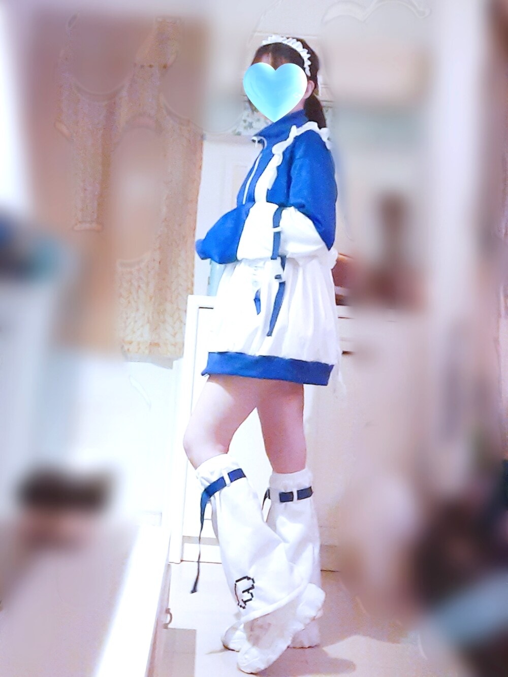 ブルー系のスタジャン、ホワイト系のスニーカー、ホワイト系の付け襟を着用したレディースの冬コーディネートの3枚目の写真