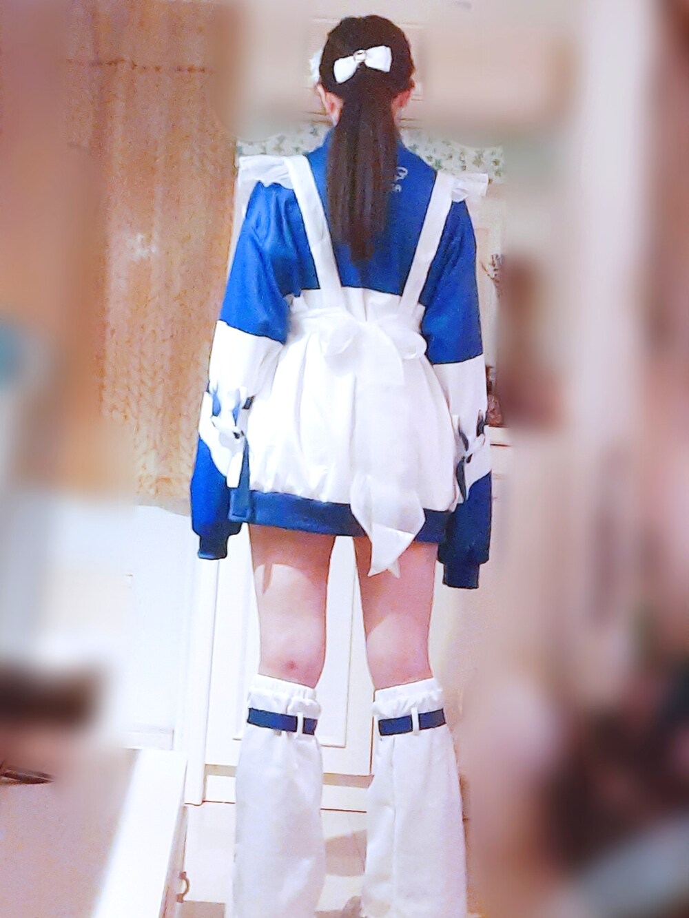 ブルー系のスタジャン、ホワイト系のスニーカー、ホワイト系の付け襟を着用したレディースの冬コーディネートの4枚目の写真