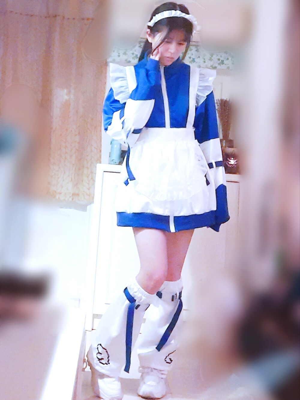 ブルー系のスタジャン、ホワイト系のスニーカー、ホワイト系の付け襟を着用したレディースの冬コーディネートの2枚目の写真