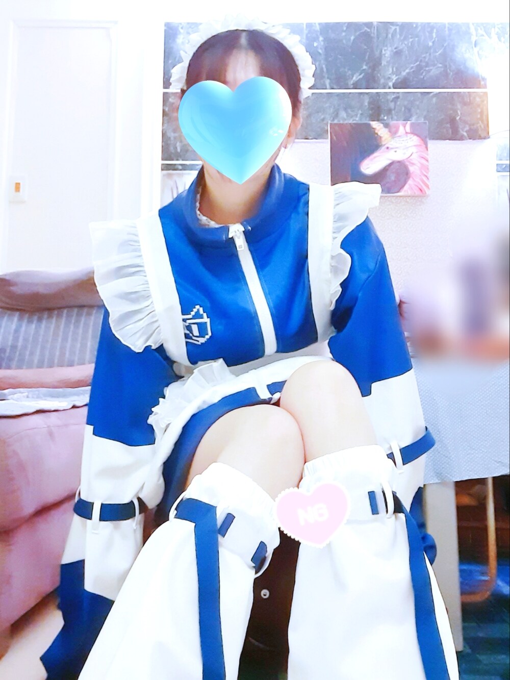 ブルー系のスタジャン、ホワイト系のスニーカー、ホワイト系の付け襟を着用したレディースの冬コーディネートの5枚目の写真