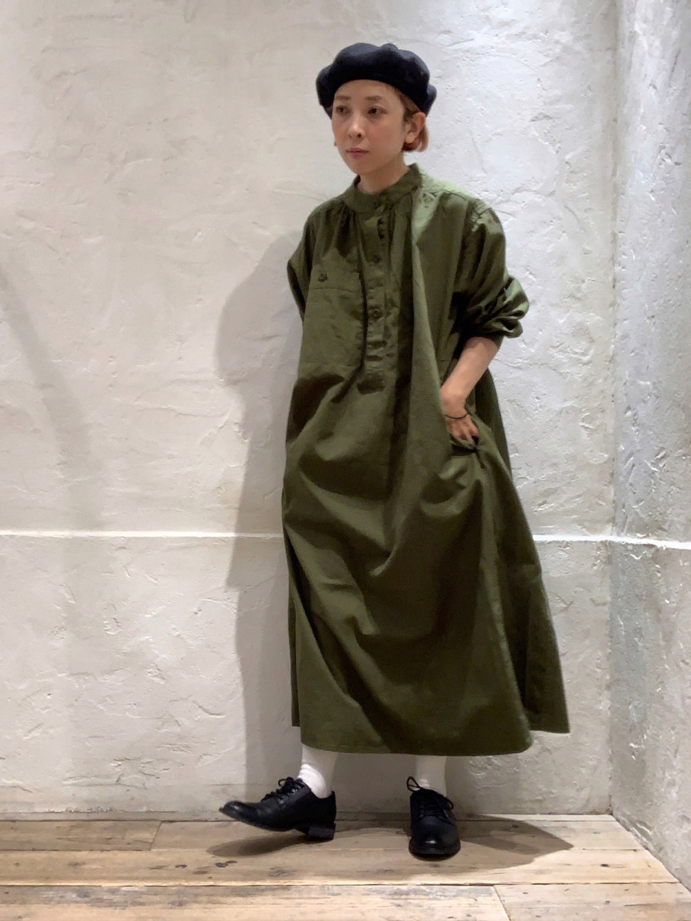 「RNA、RNA-Ｎ、ootd、ミリタリー、ワンピース、カーキ、大人カジュアル、今日のコーデ、低身長、骨格ウェーブ、メディカルワンピース、おしゃれさんと繋がりたい」｜「RNA-NのE3966 オイルレザープレーントゥ（その他シューズ、ブラック系）」を使った、hiroseさん（レディース・155cm）の秋コーディネートの2枚目の写真