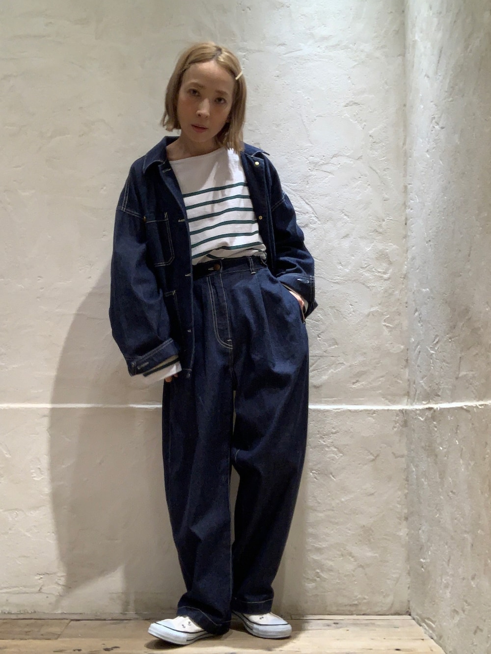 「RNA、RNA-Ｎ、カジュアルコーデ、春服、セットアップ、低身長、ootd、コンバース、デニムジャケット、ワイドデニム、outfit」｜「RNA-NのJ2049 デニムライトジャケット（デニムジャケット、ブルー系）」を使った、hiroseさん（レディース・155cm）の冬コーディネートの2枚目の写真