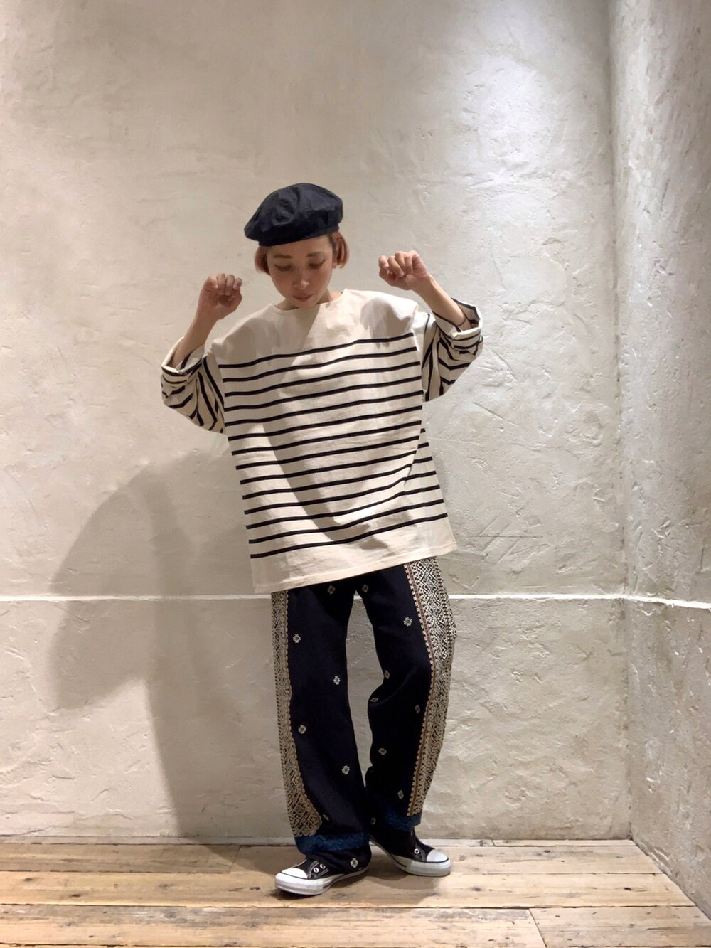 「RNA、RNA-Ｎ、ボーダー、大人カジュアル、ootd、刺繍、柄パンツ、モノトーン、ベレー帽、スニーカー、低身長、ボブ、ハイトーンカラー、おしゃれさんと繋がりたい」｜「RNA-NのR3988 [N EXCLUSIVE]エンブロイダリーパンツ（パンツ、ブラック系）」を使った、hiroseさん（レディース・155cm）の秋コーディネートの3枚目の写真