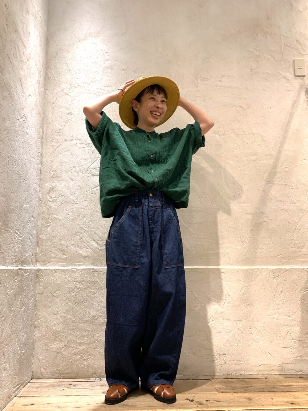 「グリーン、シャツスタイル、リネン、デニム、カンカン帽、グルカサンダル、ラクチンコーデ、RNA-Ｎ、summer、低身長、ootd、urch」｜「RNA-NのB2713 ピンタックフレンチリネンシャツ（シャツ/ブラウス、グリーン系）」を使った、hiroseさん（レディース・155cm）の春コーディネートの3枚目の写真