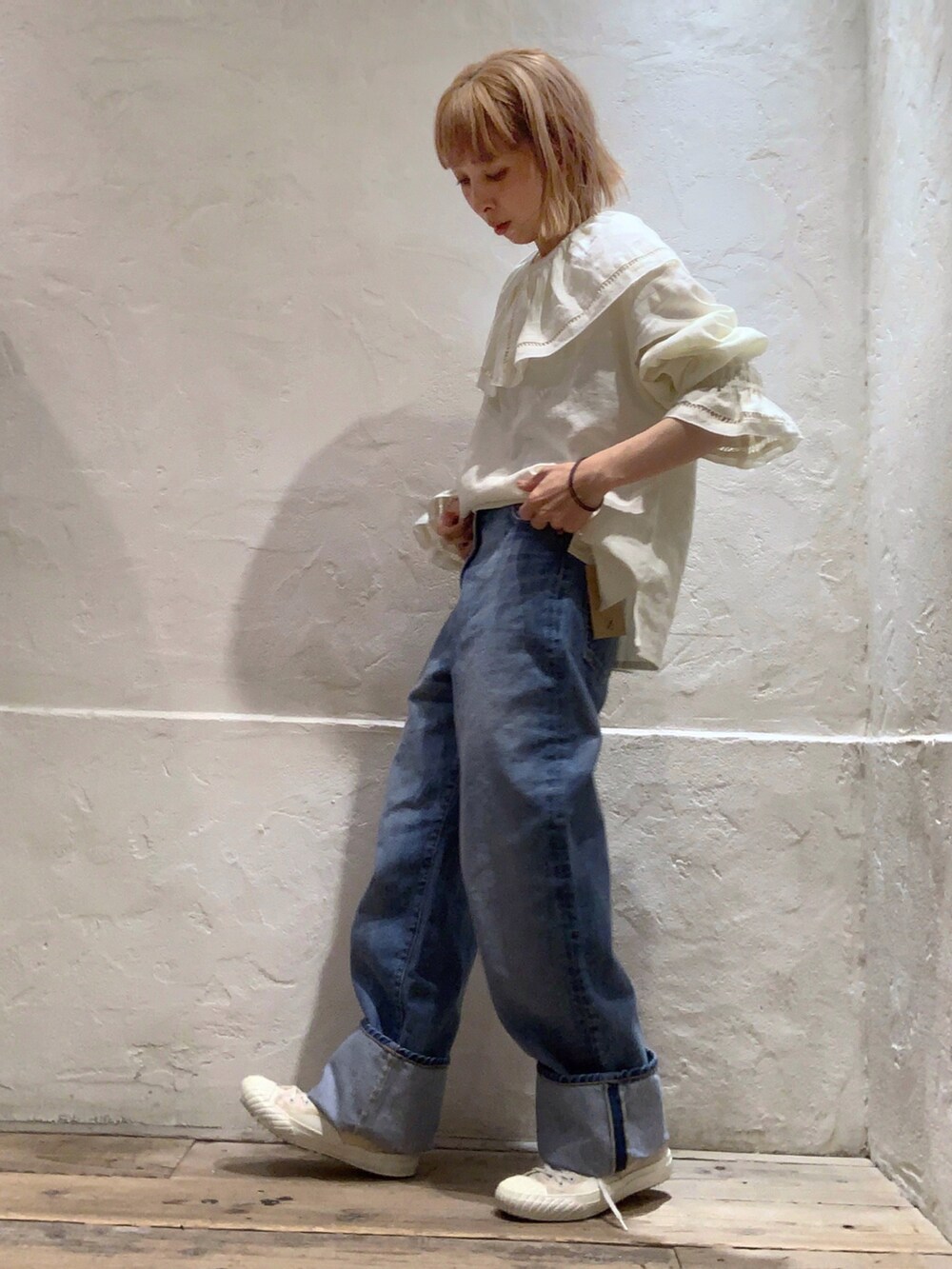 「RNA、RNA-Ｎ、デニム、ワイドパンツ、春服デビュー宣言、デニムコーデ、カジュアルコーデ、ootd、低身長、お洒落さんとつながりたい、スニーカー、フリル」｜「RNA-NのR4064 Nベーシックワイドストレート（デニムパンツ、ブルー系）」を使った、hiroseさん（レディース・155cm）の春コーディネートの2枚目の写真