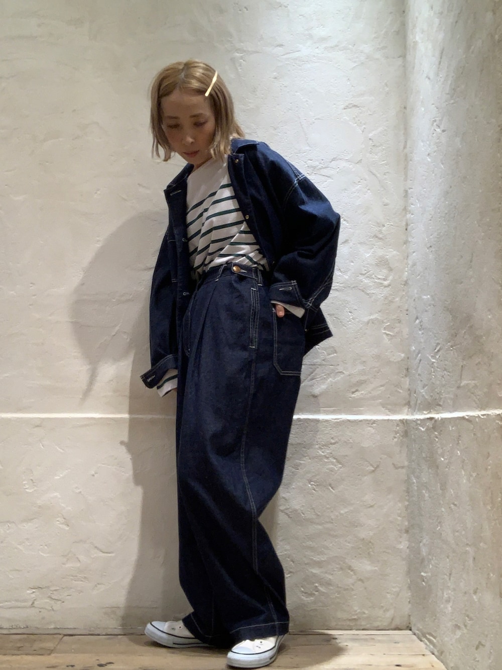 「RNA、RNA-Ｎ、カジュアルコーデ、春服、セットアップ、低身長、ootd、コンバース、デニムジャケット、ワイドデニム、outfit」｜「RNA-NのJ2049 デニムライトジャケット（デニムジャケット、ブルー系）」を使った、hiroseさん（レディース・155cm）の冬コーディネートの3枚目の写真
