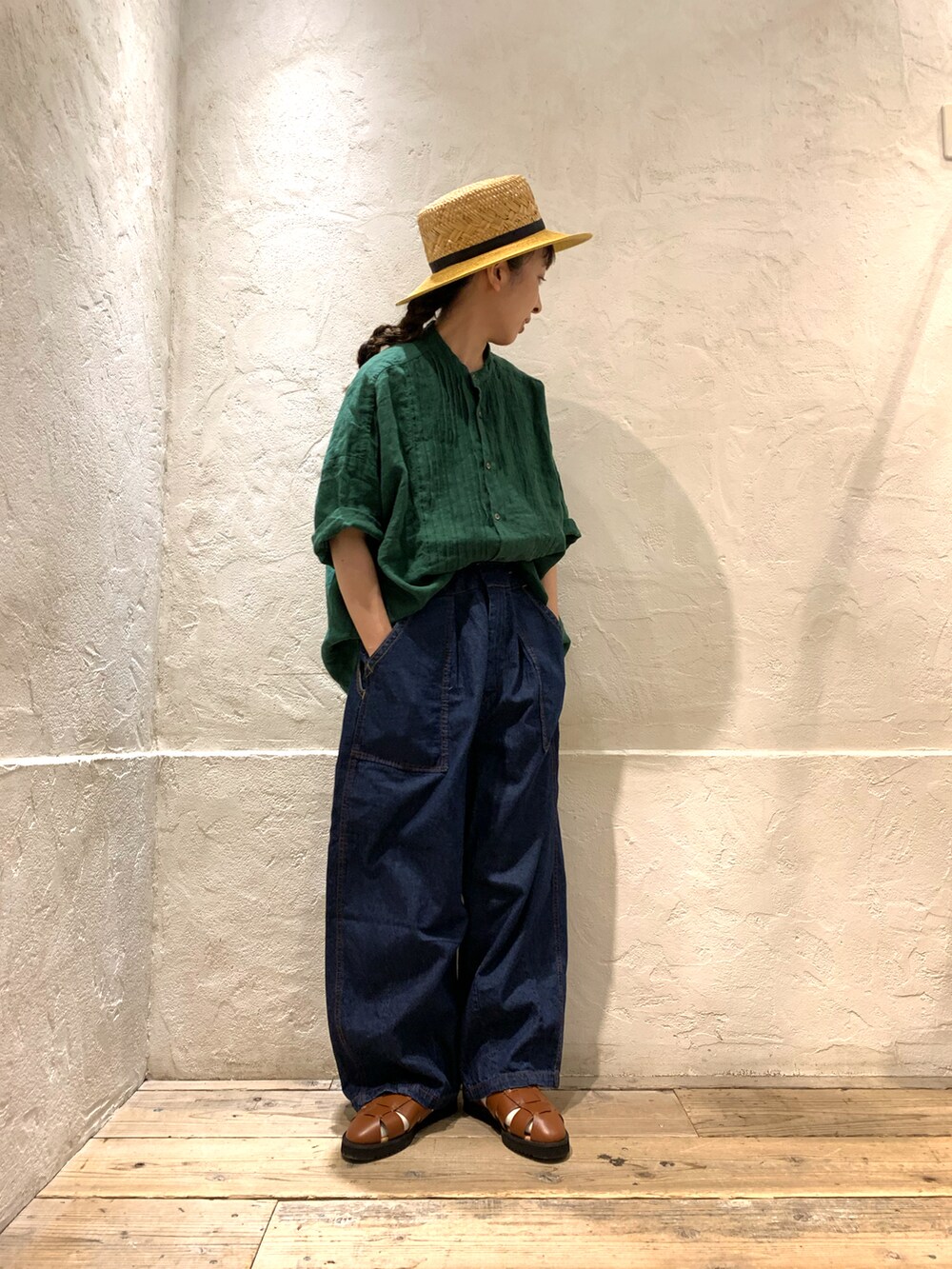 「グリーン、シャツスタイル、リネン、デニム、カンカン帽、グルカサンダル、ラクチンコーデ、RNA-Ｎ、summer、低身長、ootd、urch」｜「RNA-NのB2713 ピンタックフレンチリネンシャツ（シャツ/ブラウス、グリーン系）」を使った、hiroseさん（レディース・155cm）の春コーディネートの2枚目の写真