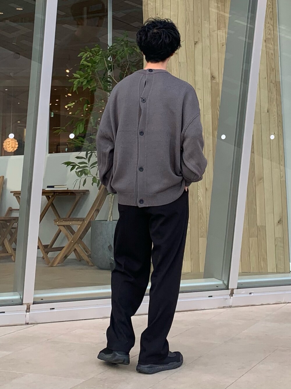 グレー系のカーディガン/ボレロ、ブラック系のスラックスを着用したメンズの冬コーディネートの2枚目の写真